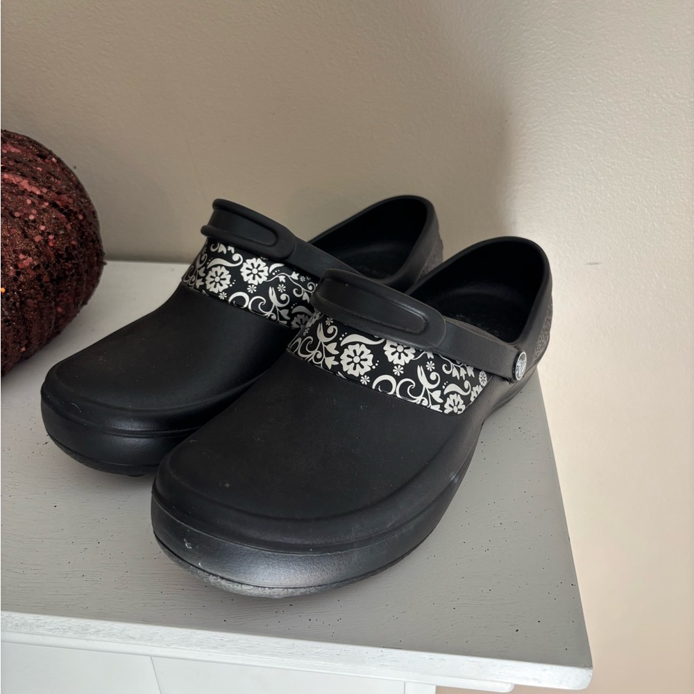 CROCS Black and Silver Floral Clogs Women’s 10m EUC!